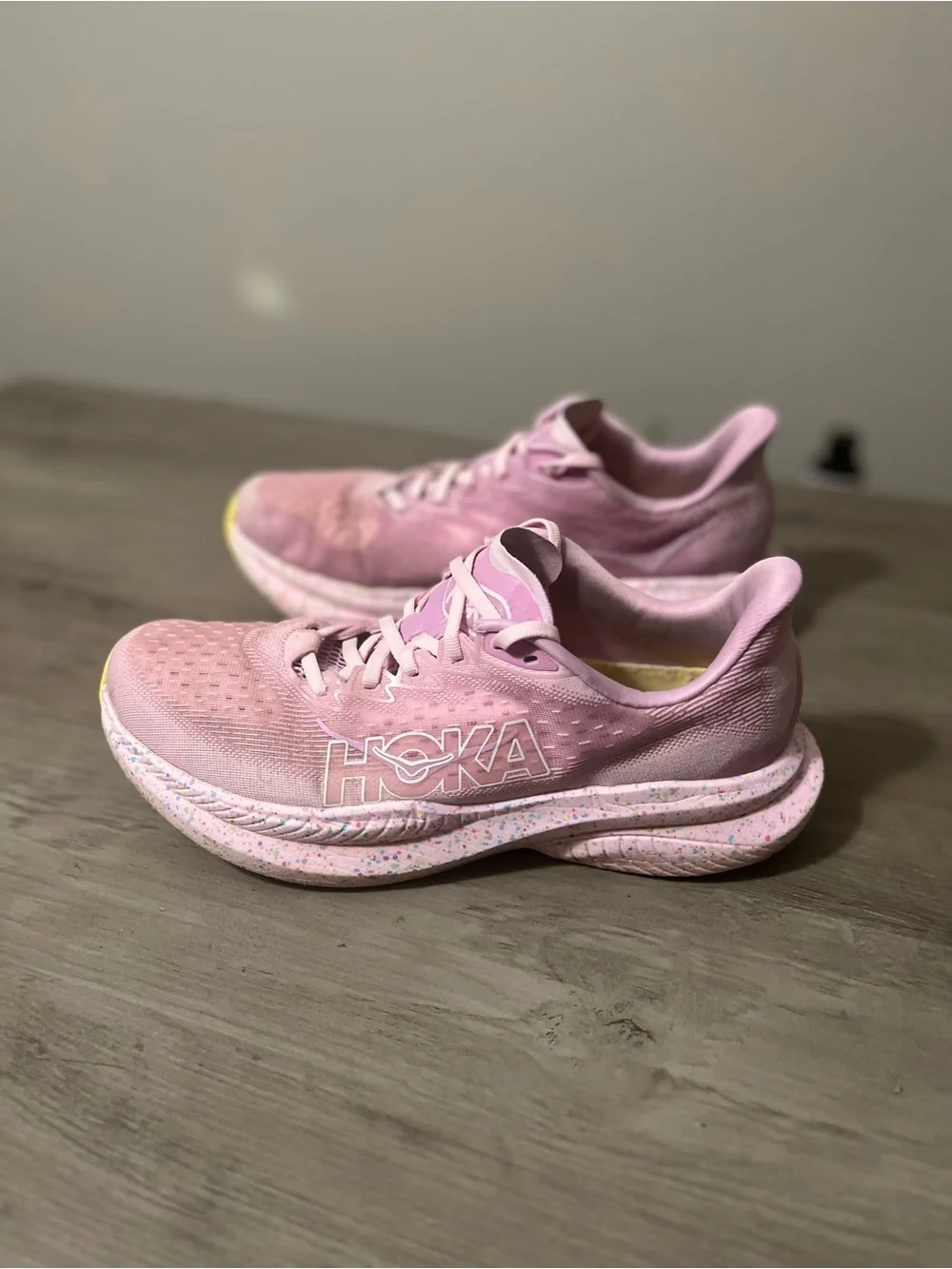 Hoka Mach 6 running Pink Twilight/Lemonade